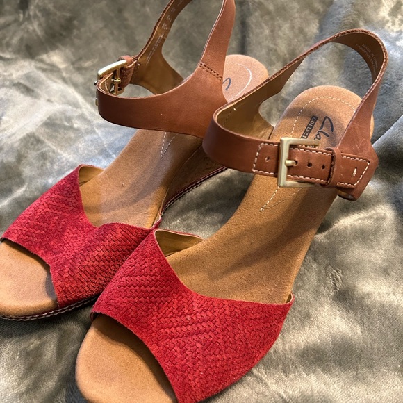 Clark’s wedge like new shoes red and tan - Picture 4 of 4